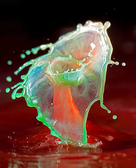 Amazing Photographs of Water Droplets Colliding