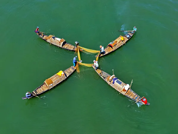 Cross Nets on Emerald Lake thumbnail