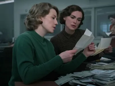 Carrie Coon (left) as Jean Cole and Keira Knightley (right) as Loretta McLaughlin in the <em>Boston Strangler</em> movie