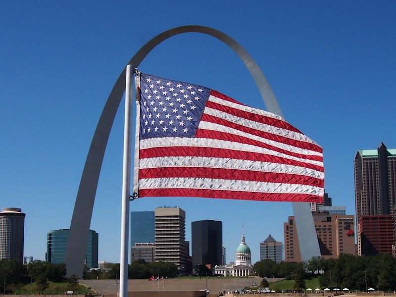 Jefferson Memorial Gateway Arch in St. Louis, Missouri framing the American Flag | Smithsonian ...
