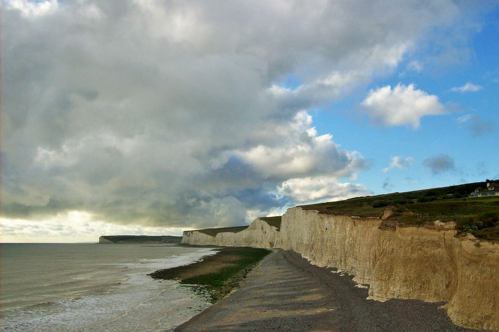 Birling_Gap,_looking_west_3.jpeg