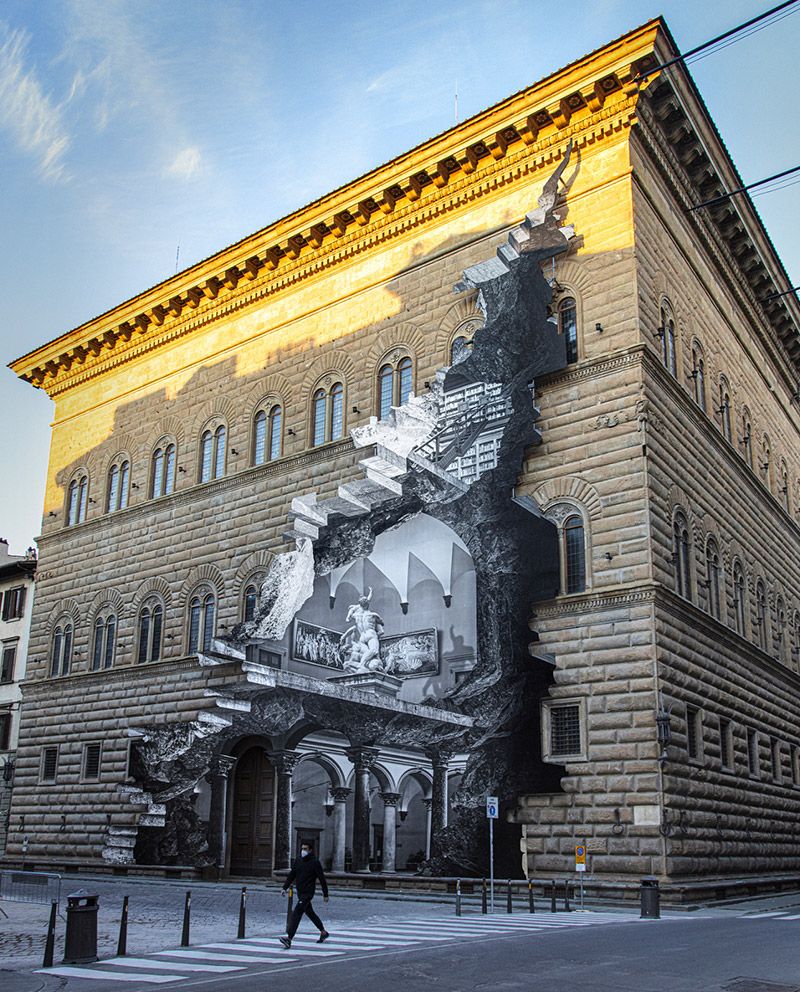 <em>The Ferita<em> of JR at the Palazzo Strozzi in Florence”/><figcaption class=