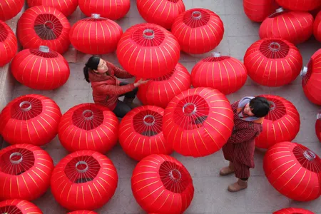 Villagers air red lanterns in Xingtai City, north China's Hebei Province, Jan. 25, 2016. Luozhuang Township is a famous lantern production base in Xingtai.