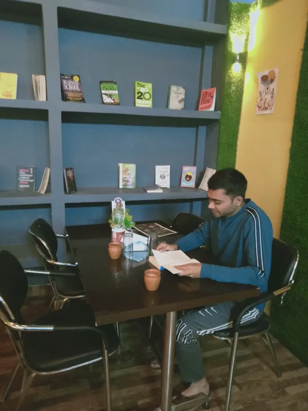 In a mini tea stall, focusing on a novel thumbnail