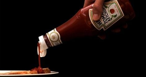 Heinz is teaching us how to pour ketchup correctly