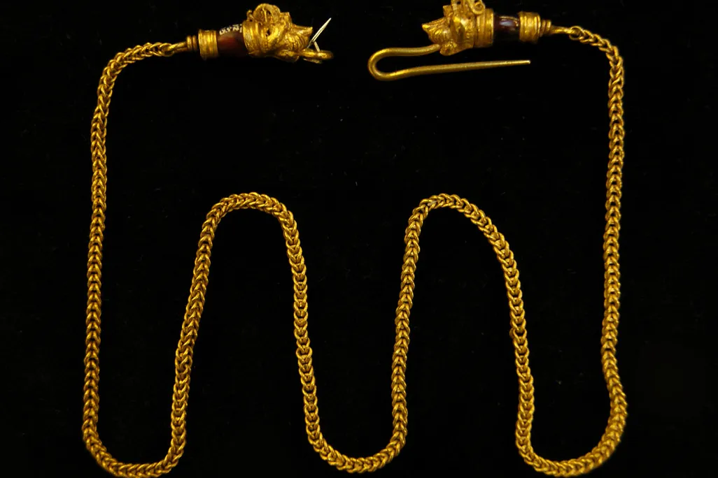 A gold chain necklace