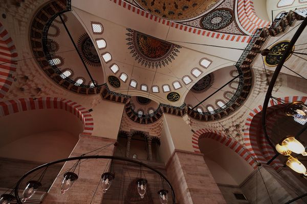 Inside the Süleymaniye Mosque in Istanbul thumbnail