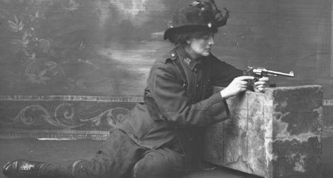 Countess Markievicz in uniform with a gun, circa 1915