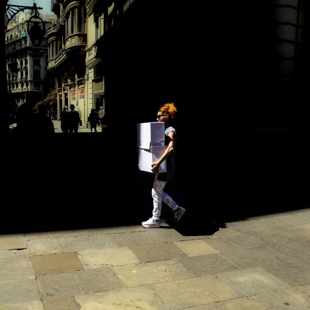 A Photographer Captures Contrasts and Characters in Barcelona's Streets