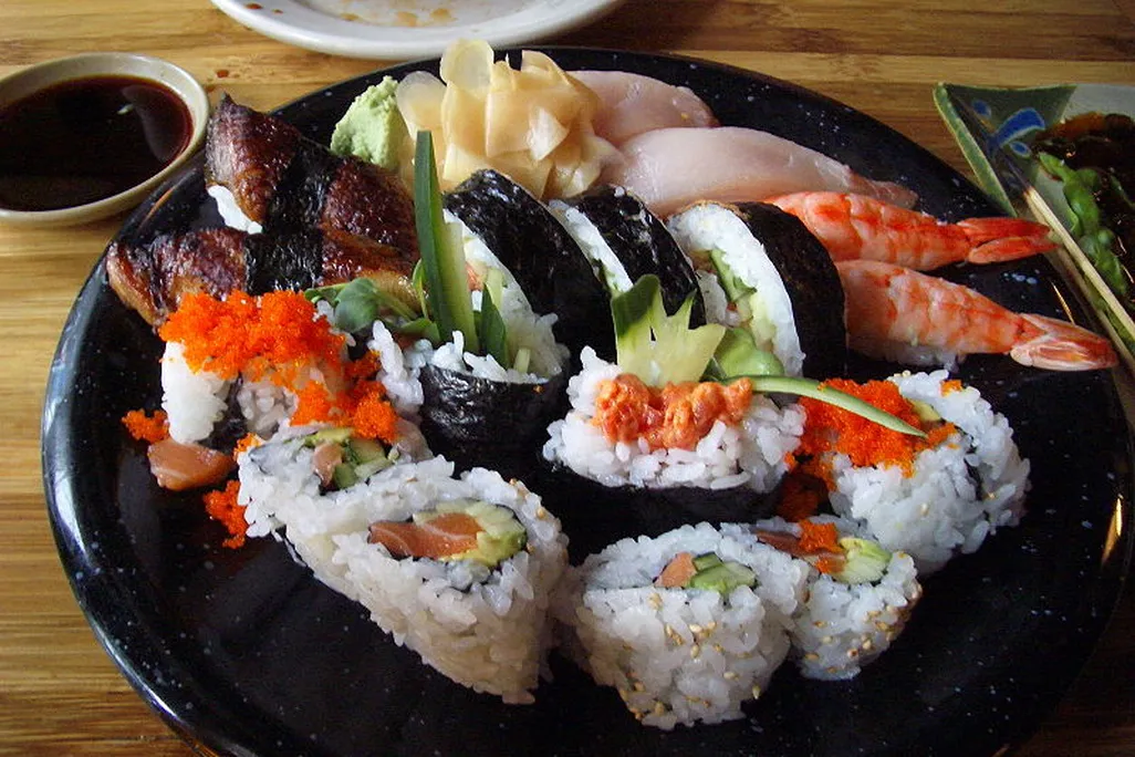 800px-Sushi_and_Maki_Feast.jpg