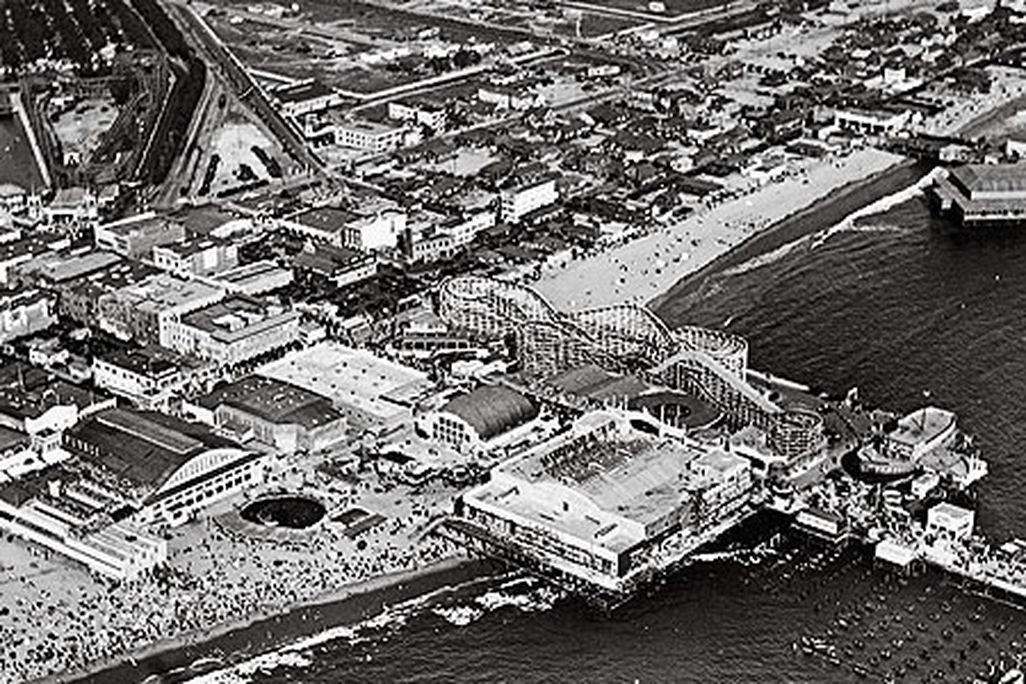 A 1921 Robert Spence photo of Venice Pier.