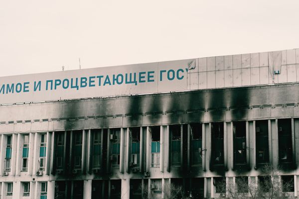 One of the burned buildings on Republic Square. The burnt inscription means "an independent and prosperous state". thumbnail