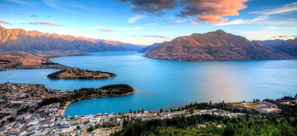  Landscape of Queenstown and Lake Wakatipu 