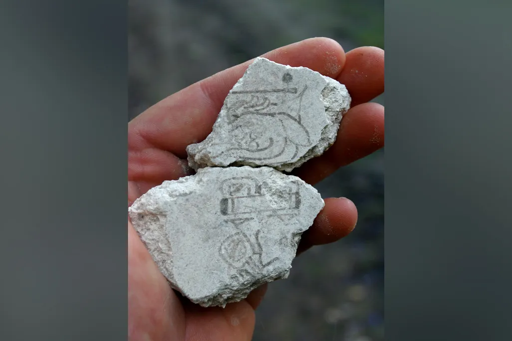 Mural fragments include the 7-Deer sign