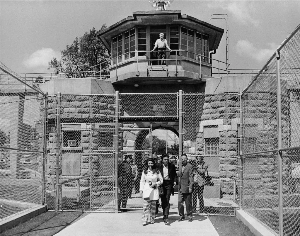 Johnny Cash and June Carter Cash leave Kansas State Prison