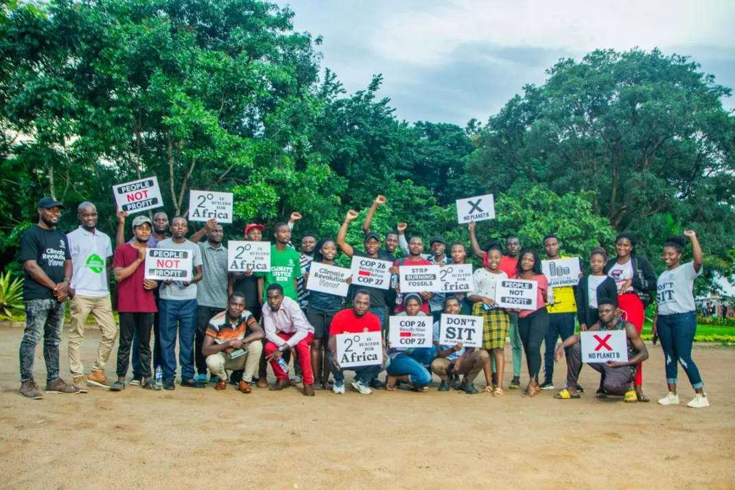 Un groupe de manifestants tient des pancartes