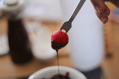 20110520090151Fondue-chocolate-strawberry-by-Denis-Dervisevic-400x266.jpg