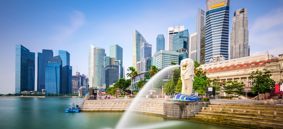  Cityscape of Singapore with the Merlion Statue 