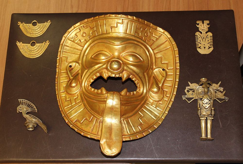 ancient aztec gold artifacts