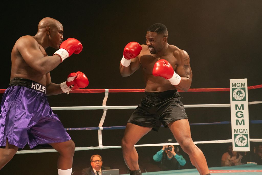 Episode still of Evander Holyfield (Johnny Alexander) fighting Mike Tyson (Trevante Rhodes)