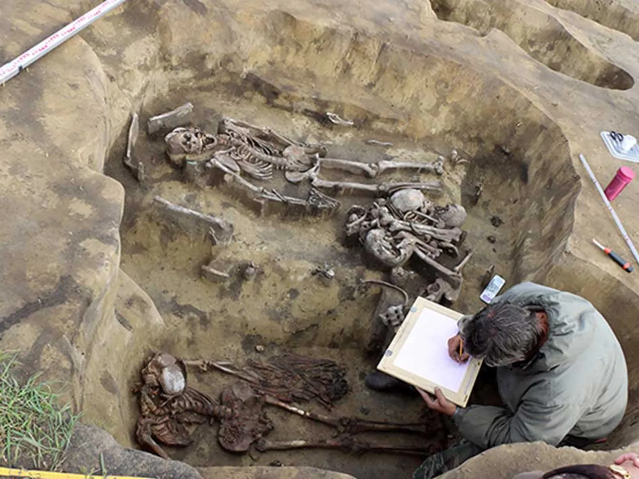 Bronze Age 'Birdman' Had a Headdress Made of Dozens of Bird Beaks, Skulls
