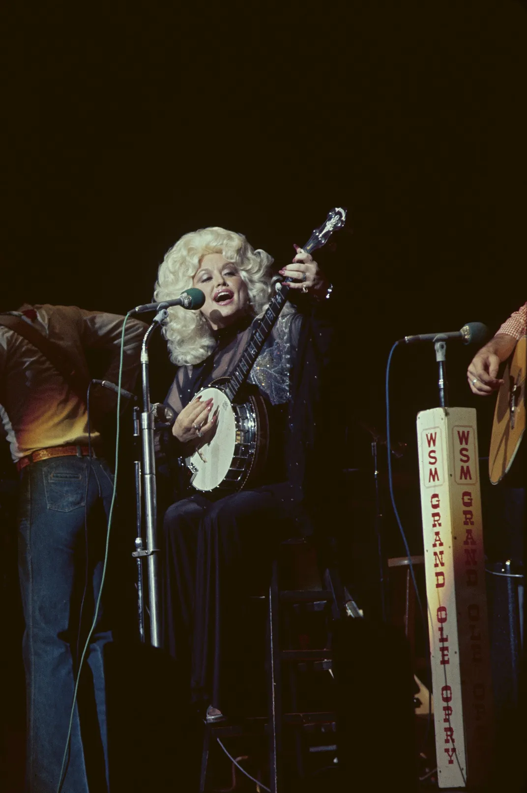 Dolly Parton plays the banjo on stage