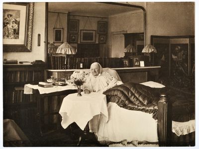 Florence Nightingale in bed at South Street in 1906, aged 86