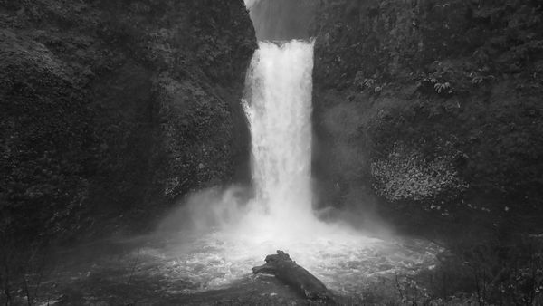 the bottom of Multnomah Falls thumbnail