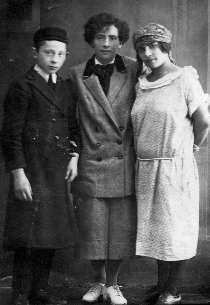 Adams (center) with her brother Yerachmiel (left)