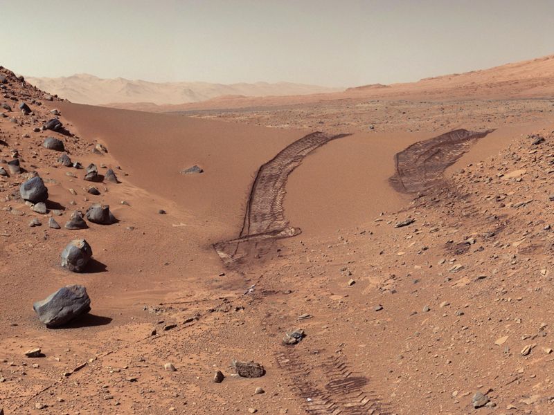 Curiosity tracks on Mars.jpg