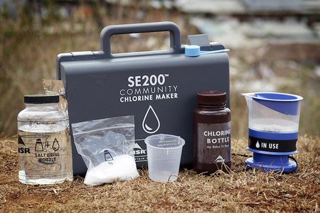 The SE200 kit, which includes the chlorinator, salt and measuring tools.