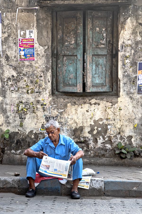 Morning Rituals: A Quiet Moment on a North Kolkata Street thumbnail