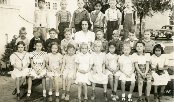 Second grade group picture of Fernanda Cruz's yearbook.