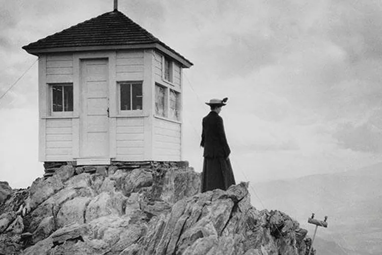 lady lookout-mobile.jpg