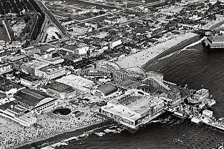 A 1921 Robert Spence photo of Venice Pier.