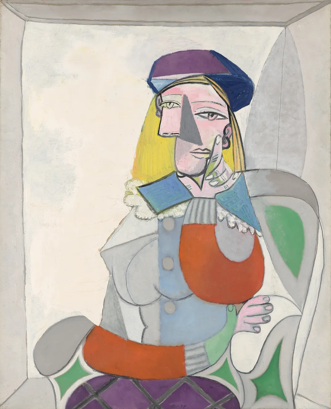 Femme au Béret Bleu Assise dans un Fauteuil Gris, Manches Rouges