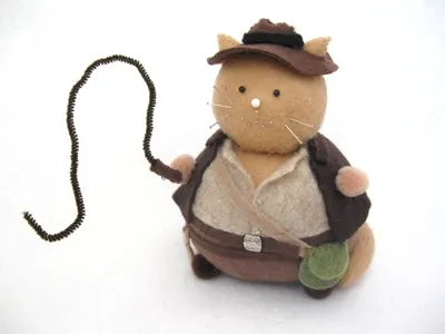 Indiana Jones Cat doesn’t mind snakes so much.
