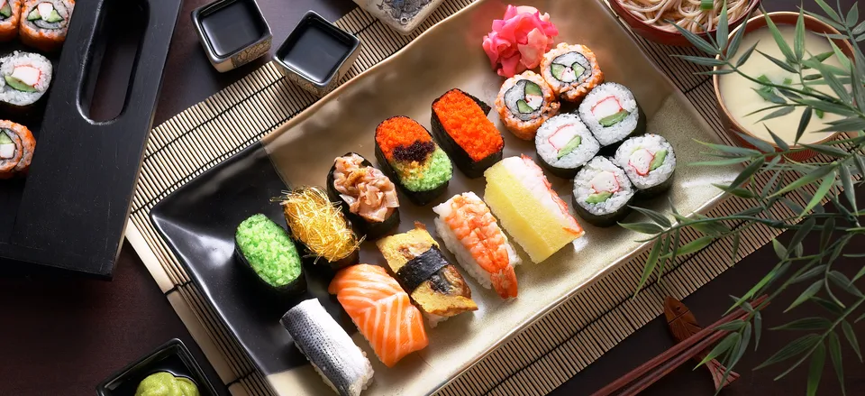  Traditional sushi platter 