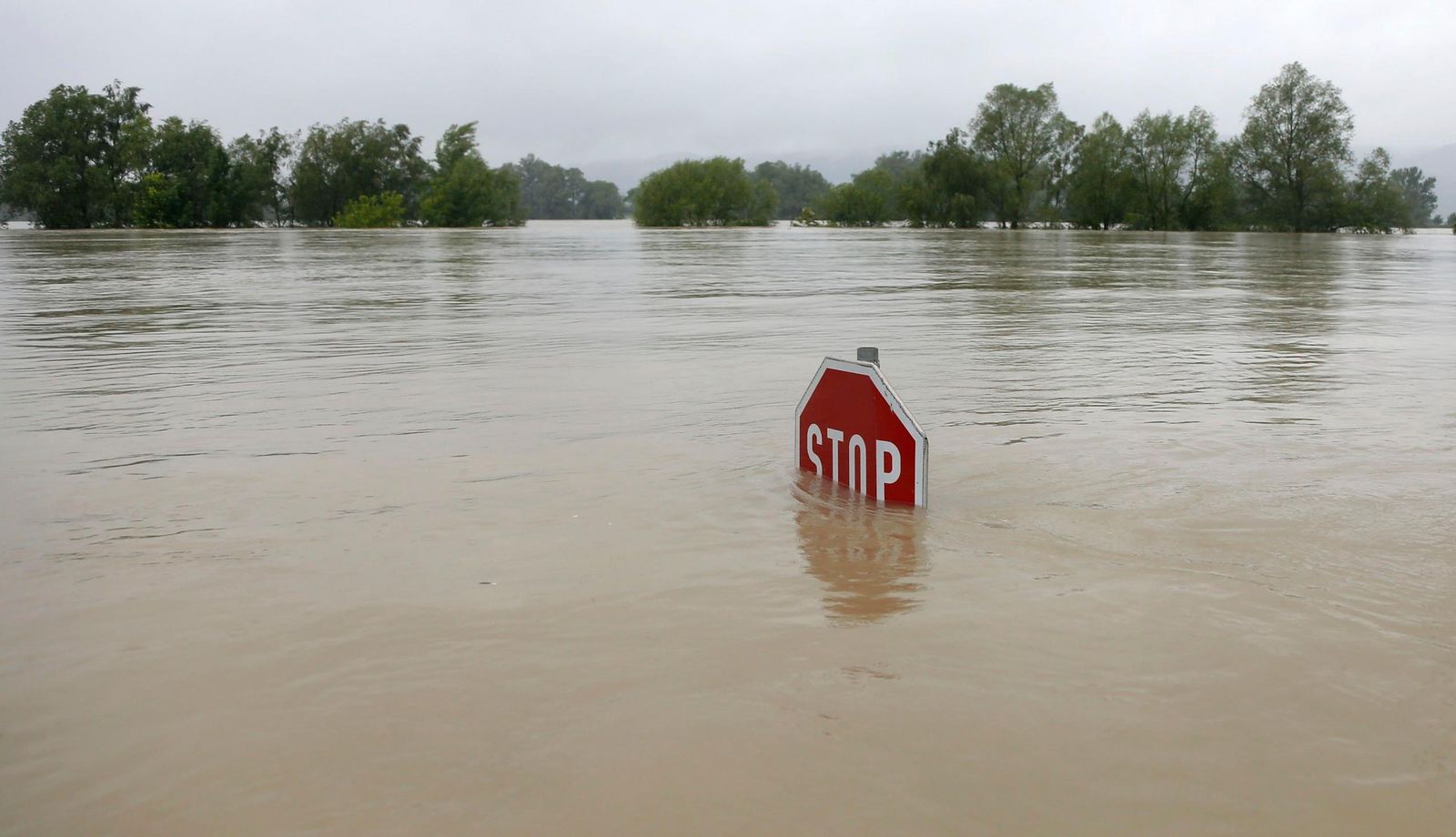 Вода выходит с реки. Наводнение река Китой 2001. Повышение уровня рек. Наводнение прикольные картинки. Река Заларинка.