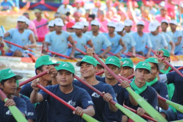 Boat racers at annual Camboidan Water Festival  thumbnail