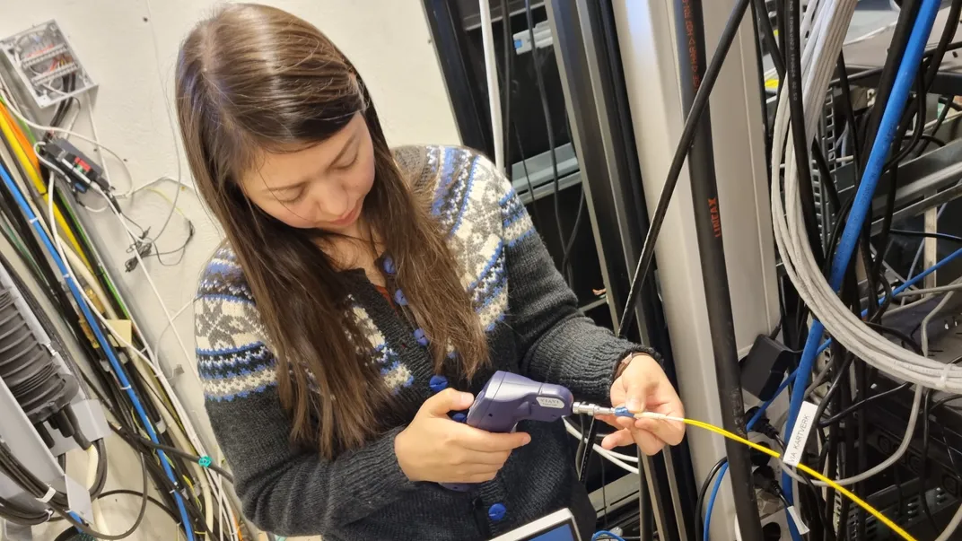 Kristina Skarvang Vaskinn splices a fiber tail