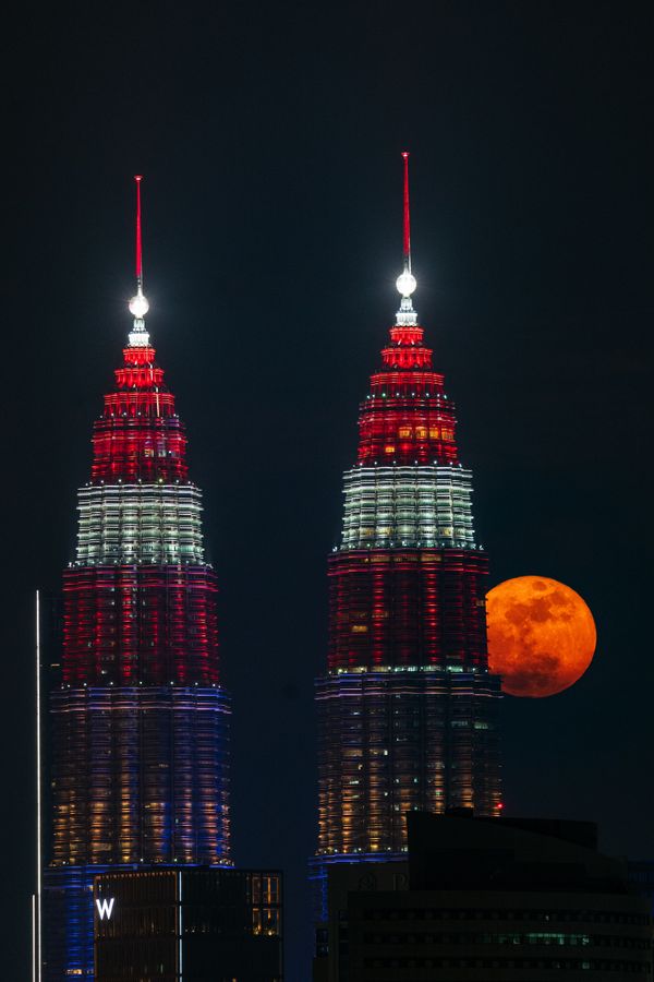 Supermoon Ascending Kuala Lumpur's Iconic Twin Towers thumbnail