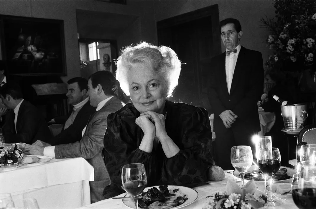 Olivia de Havilland near her home in Paris in December 1987