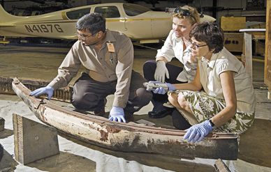 NASA’s Ethiraj Venkatapathy (left) and Betsy Pugel, and 
the Museum’s Hanna Szczepanowska, look over Apollo heat shields.