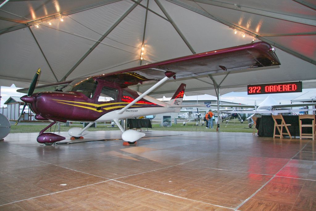 06L_AM14_Cessna162@Osh_LIVE.jpg