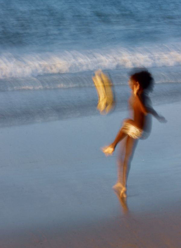 MENINO NA PRAIA thumbnail