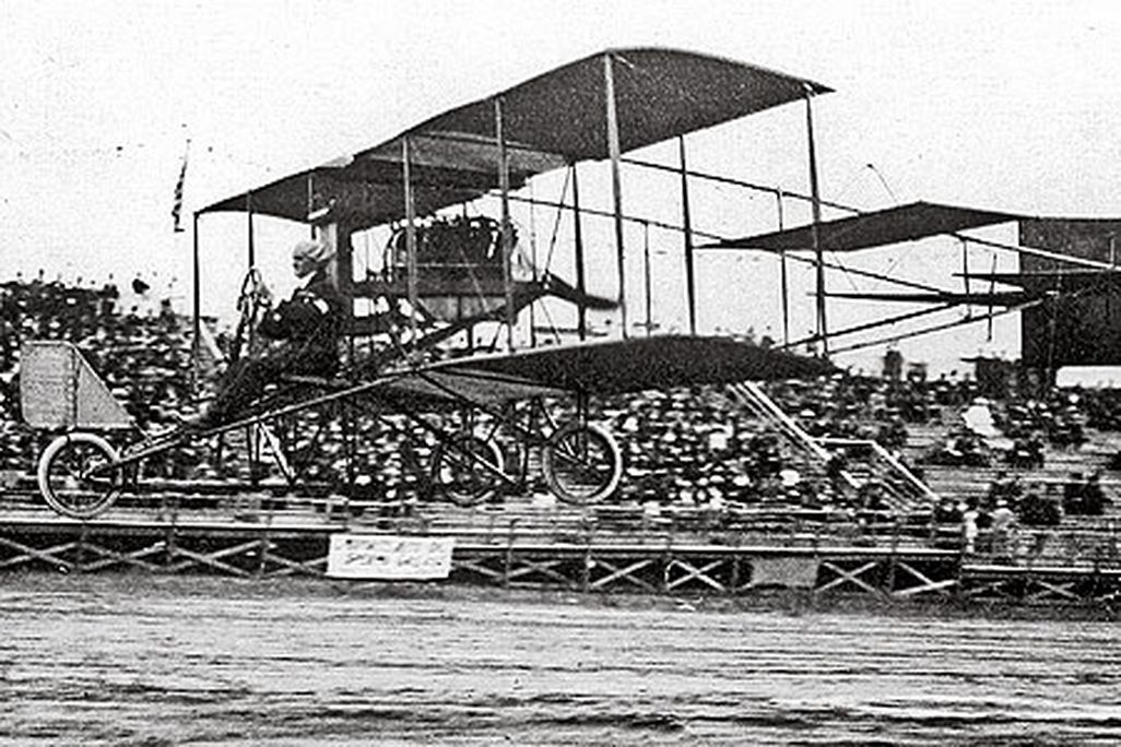 Curtiss design dashes past the crowd