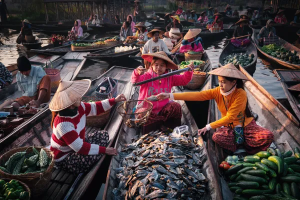 Morning Trade on Inle Lake thumbnail