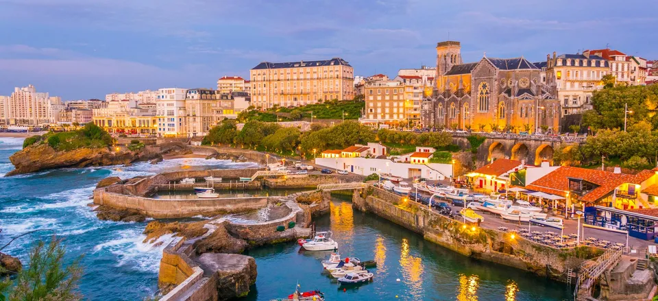  The harbor in Biarritz 