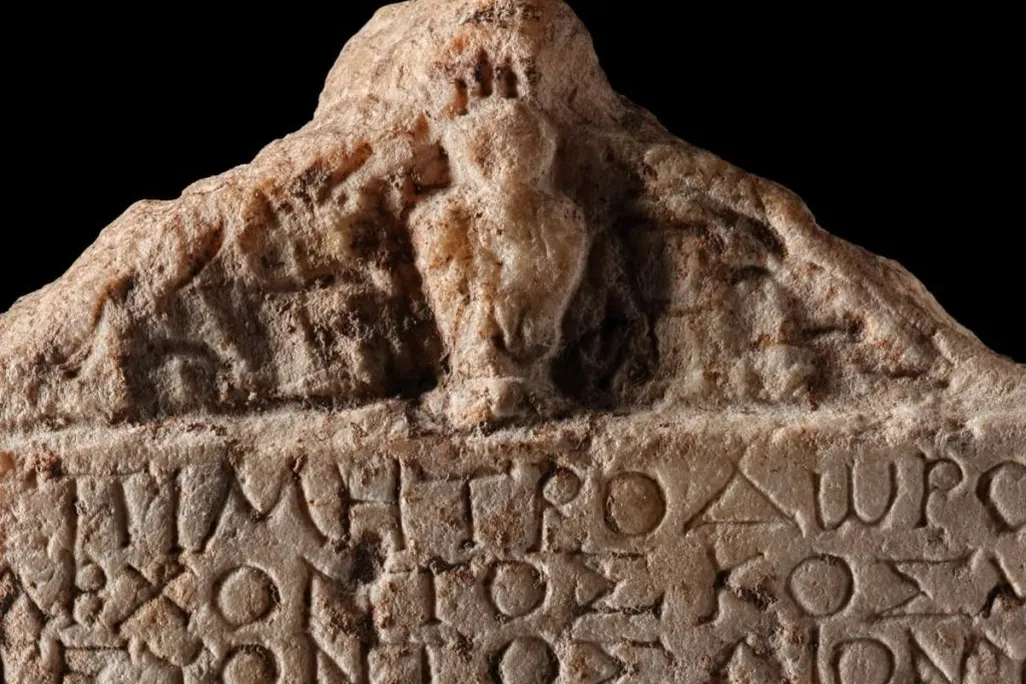 An oil amphora at the top of a Greek stele